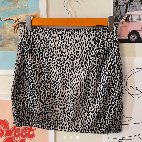 Adika: satin cheeta print mini skirt with cut out on bottom - Picture 3 of 3